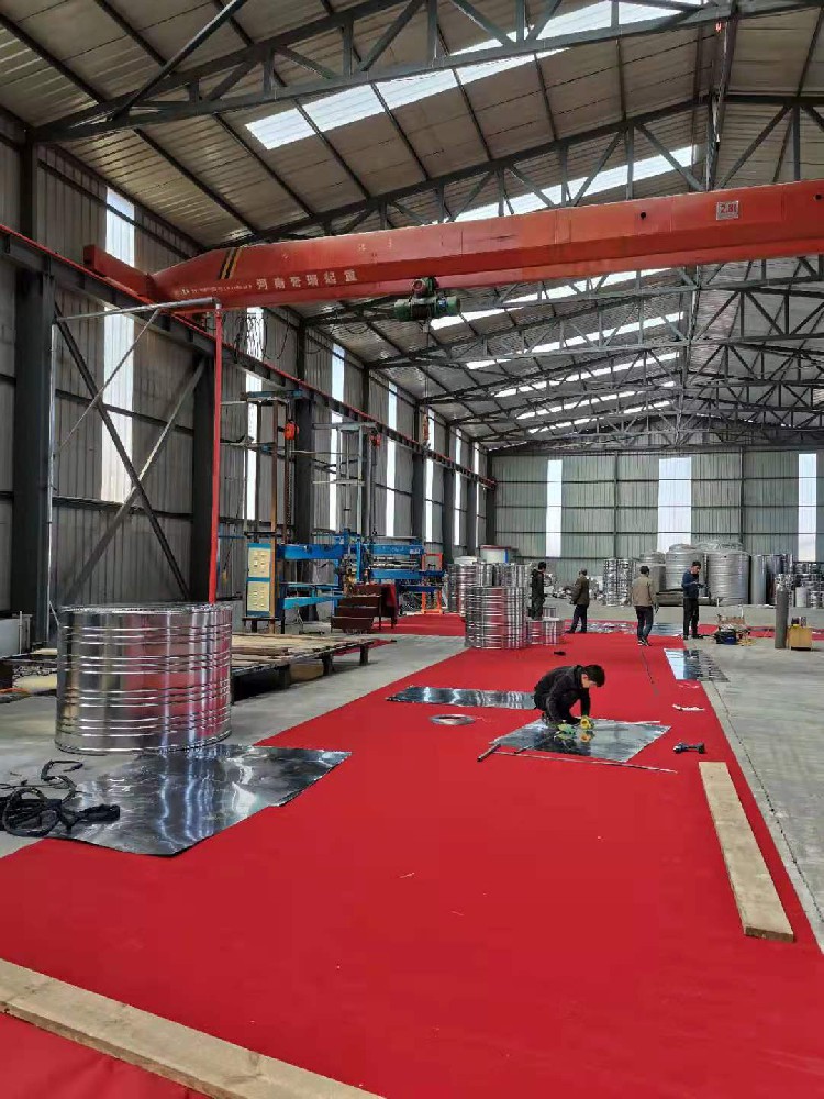 车间生产圆形水箱图片
