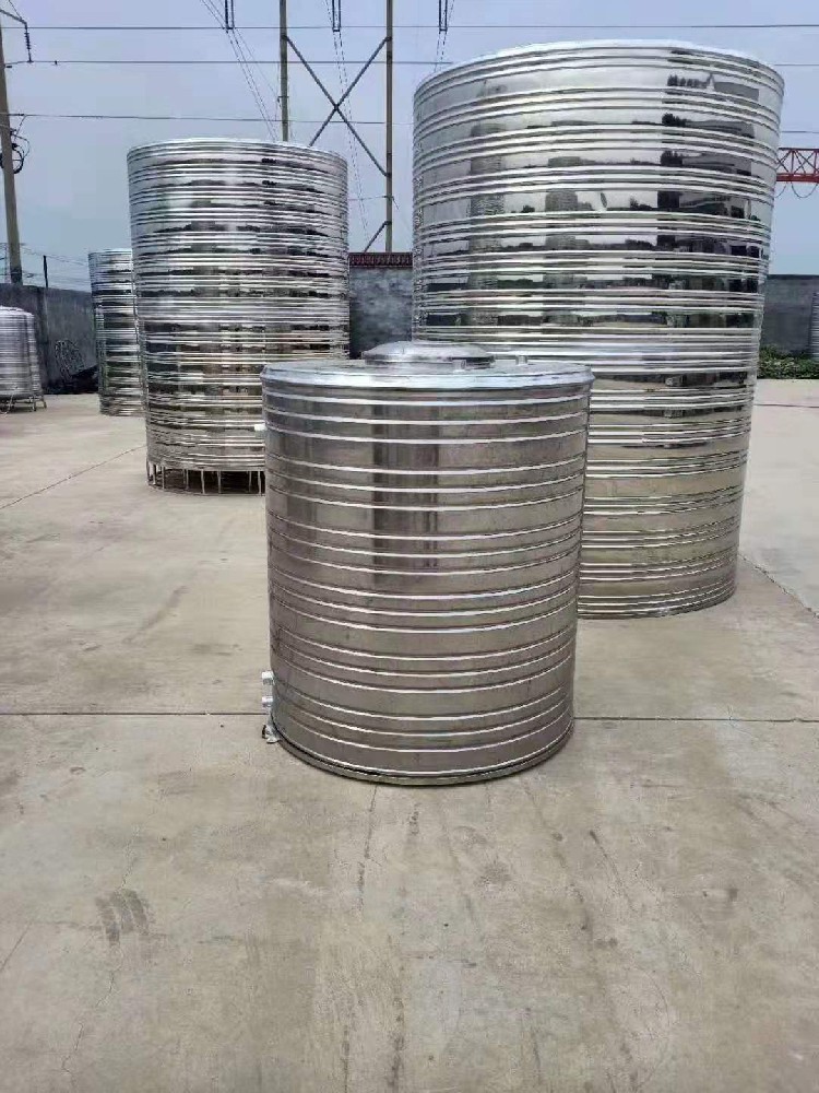 车间生产圆形水箱图片