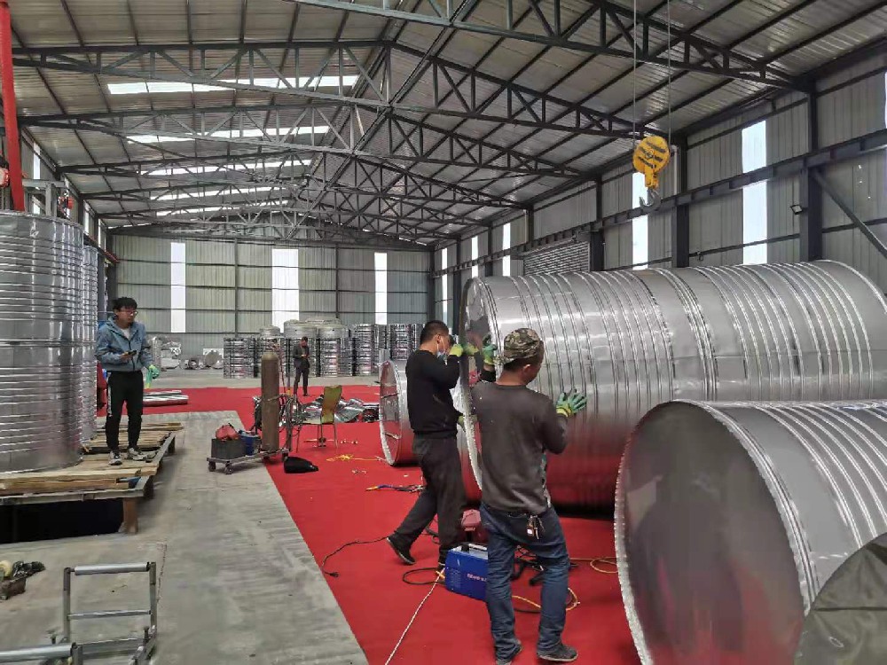 车间生产圆形水箱图片