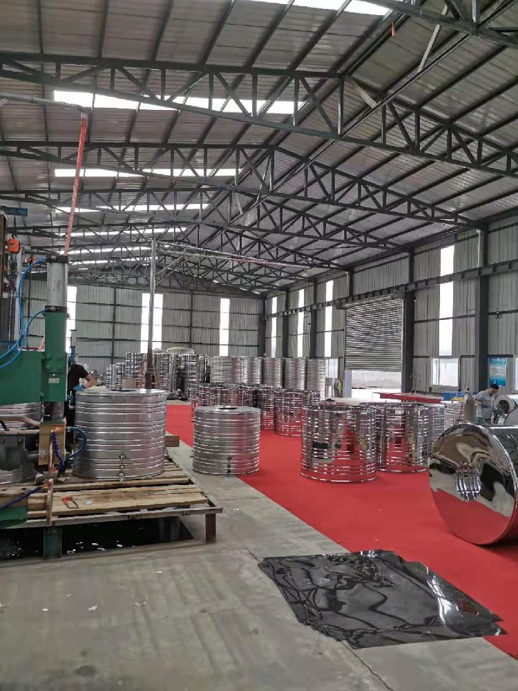 车间生产圆形水箱图片